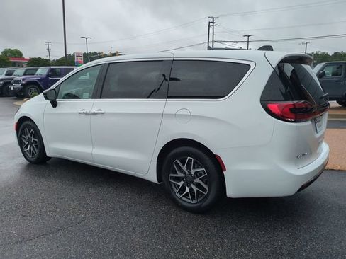 New 2027 Chrysler Pacifica Limited FWD image 6
