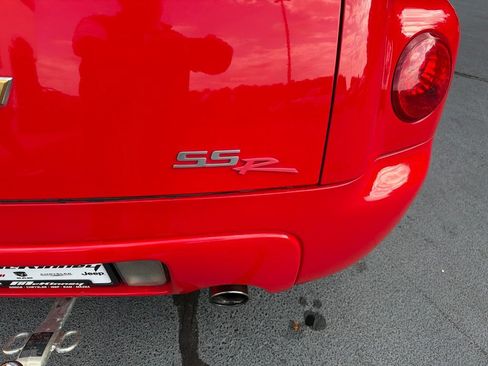 Used 2004 Chevrolet SSR w/ Preferred Equipment Group RWD image 10