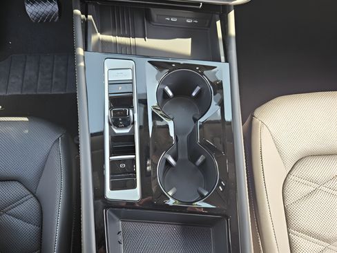 Certified 2025 Volkswagen Atlas SE FWD image 19