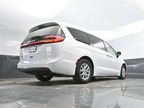 Used 2024 Chrysler Pacifica Touring-L FWD image 43