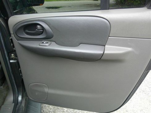 Used 2004 Chevrolet TrailBlazer 4WD w/ LT Preferred Equipment Group image 17