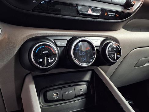 Used 2025 Hyundai Venue SEL image 15