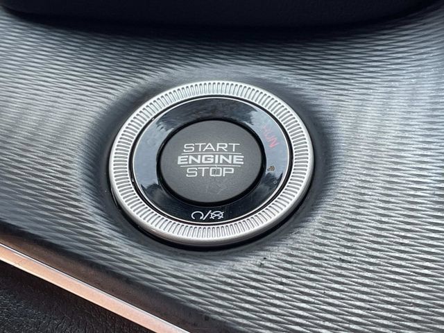 Used 2023 Jeep Grand Cherokee Laredo AWD/4WD image 33