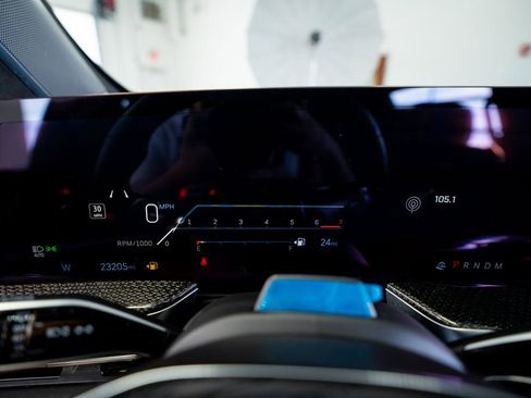 Used 2025 Cadillac Escalade ESV V image 42