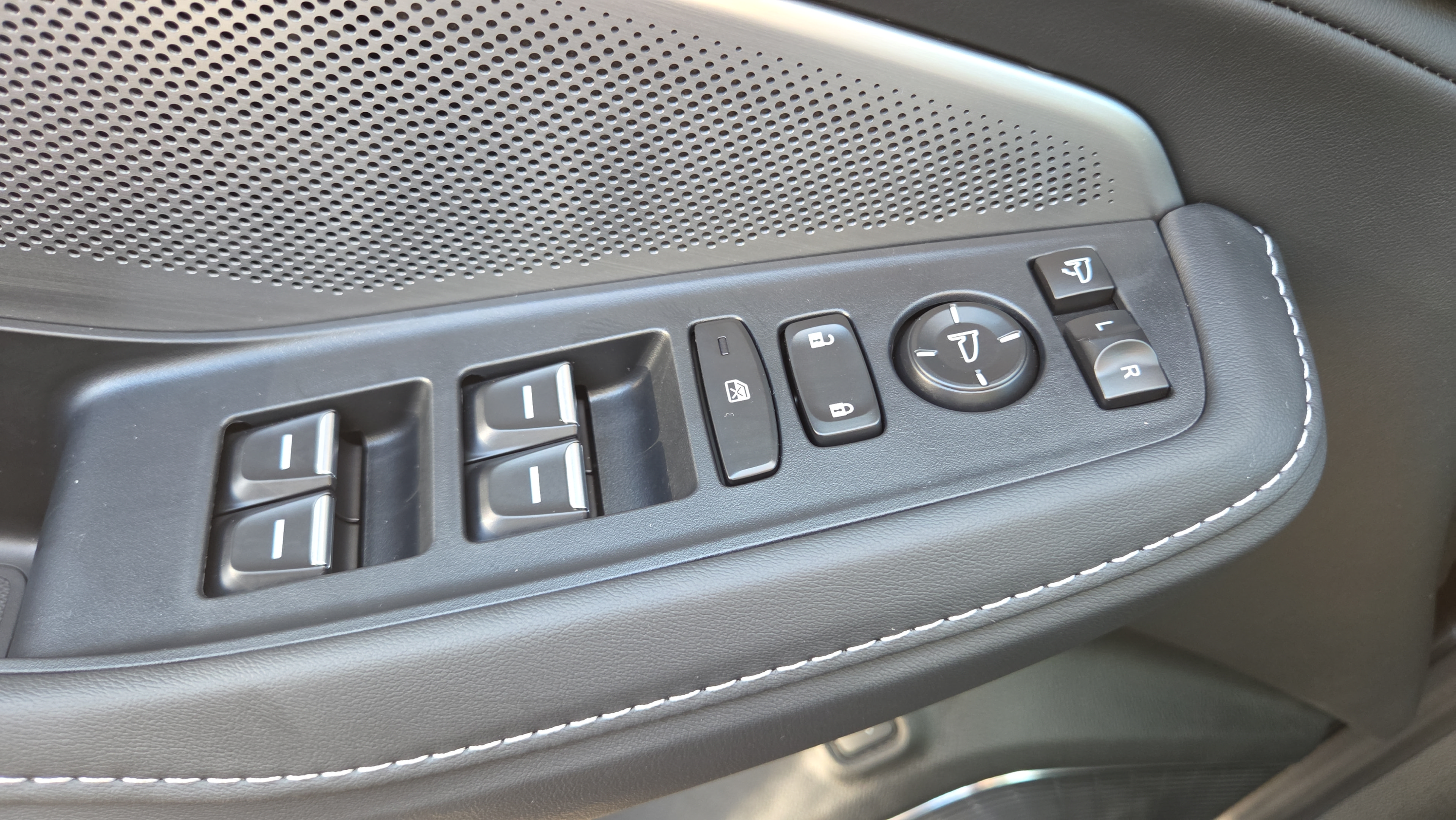 Certified 2026 Acura MDX w/ Technology Package FWD image 34