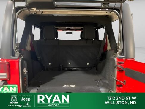 Used 2015 Jeep Wrangler Unlimited Rubicon w/ Max Tow Package AWD/4WD image 9