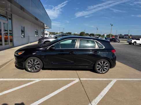 Used 2018 Hyundai Elantra GT Sport FWD image 3
