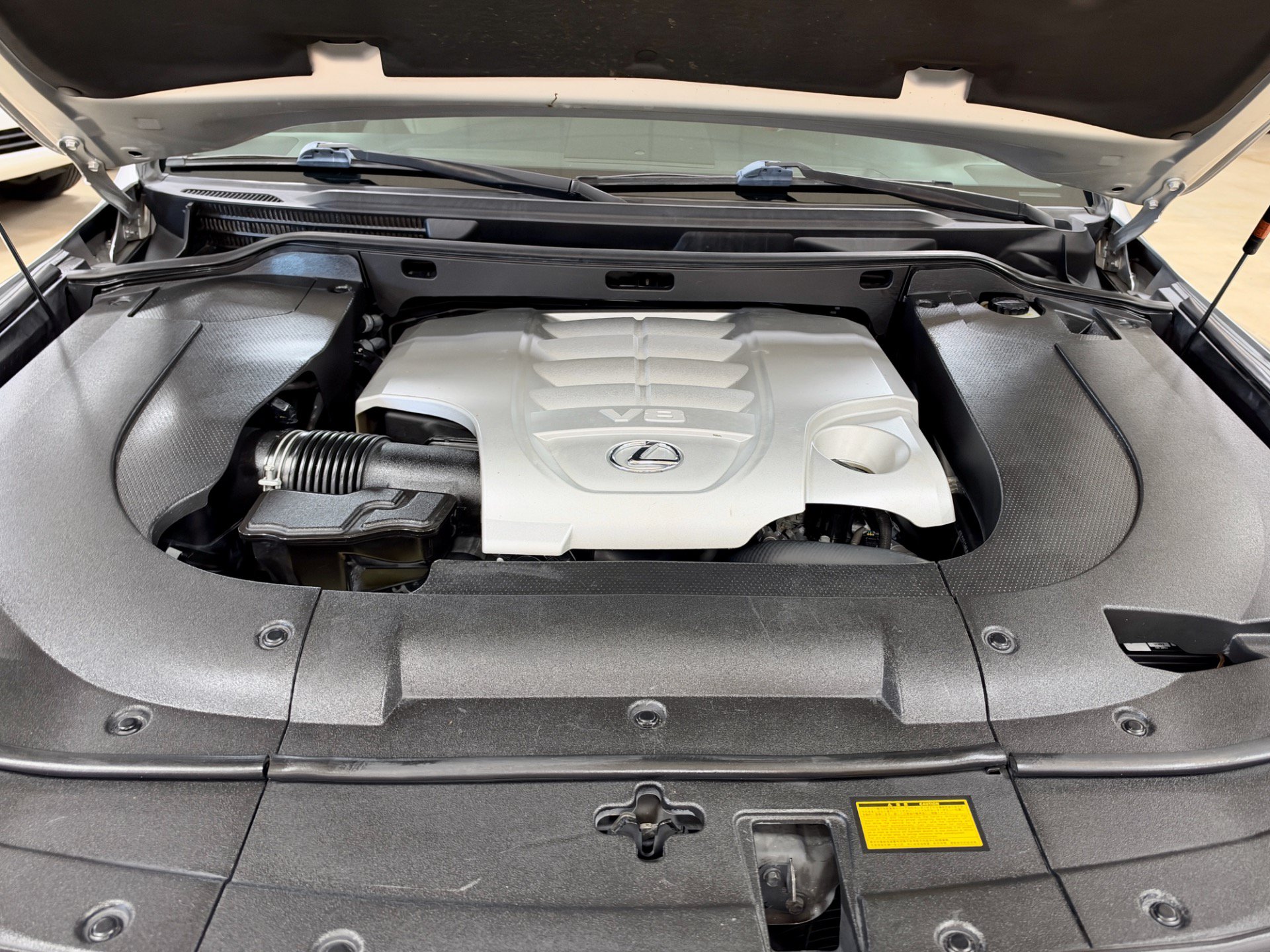 Used 2010 Lexus LX 570 4WD image 30