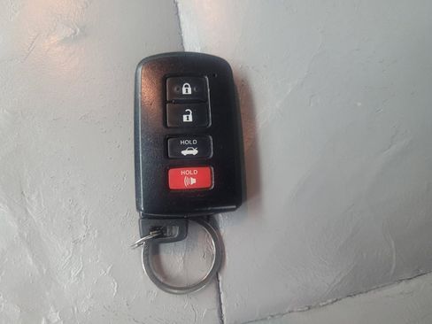 Used 2015 Toyota Camry XLE w/ Moonroof Package image 32