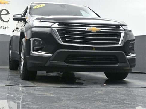 Used 2023 Chevrolet Traverse LT image 3