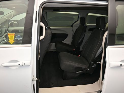 Used 2023 Chrysler Voyager LX image 32