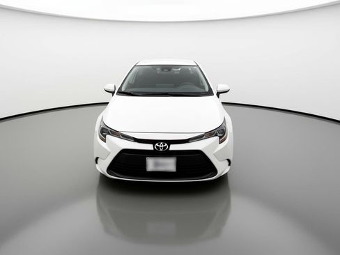 Used 2025 Toyota Corolla LE image 2
