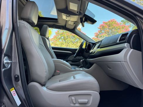 Used 2017 Toyota Highlander XLE FWD image 29