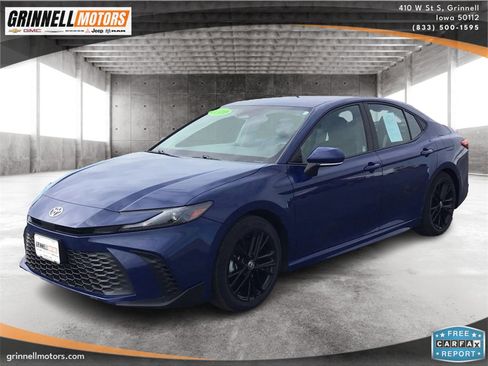 Used 2025 Toyota Camry SE image 1