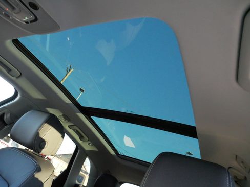 Used 2023 Audi Q5 Premium w/ Convenience Package image 32