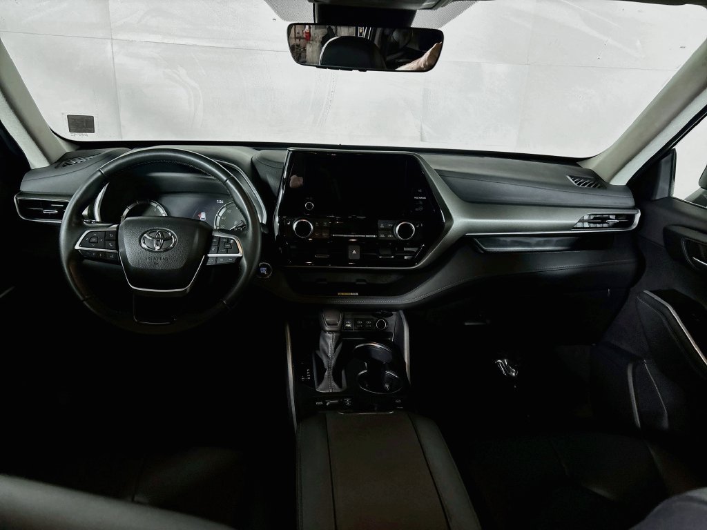 Used 2023 Toyota Highlander XLE AWD/4WD image 12