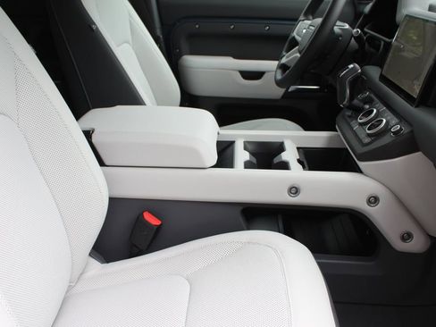 Used 2025 Land Rover Defender 110 S image 3