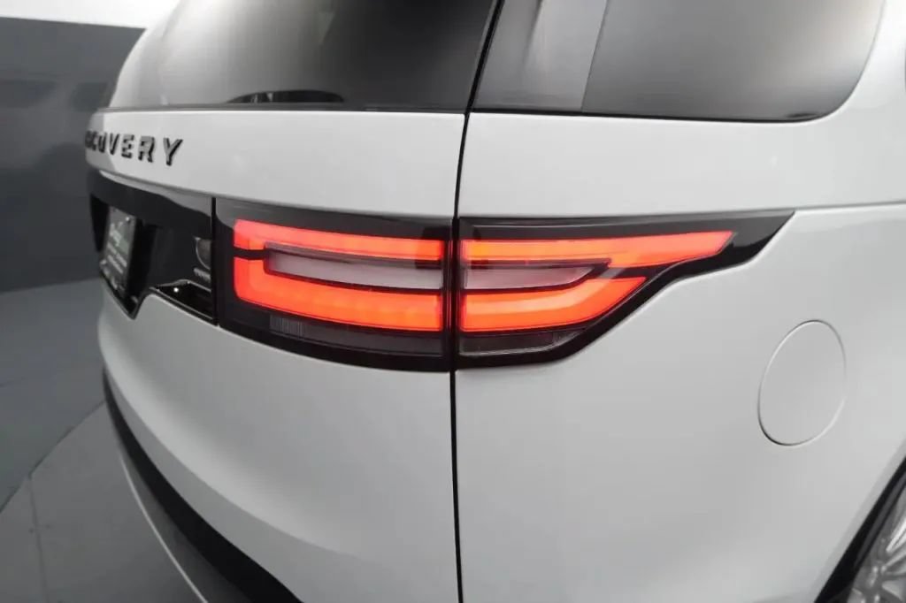 Used 2020 Land Rover Discovery Landmark AWD/4WD image 17