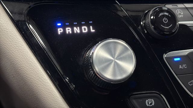 Used 2024 Chrysler Pacifica Touring-L FWD image 18