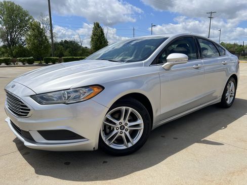 Used 2018 Ford Fusion SE FWD image 2