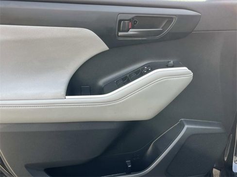 Used 2023 Toyota Highlander LE image 26