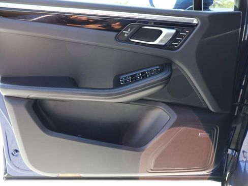 Certified 2024 Porsche Macan image 13