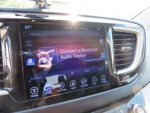 Used 2017 Chrysler Pacifica Touring-L FWD image 23