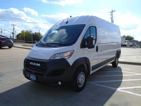 Used 2025 RAM ProMaster 2500 w/ Convenience Group image 3