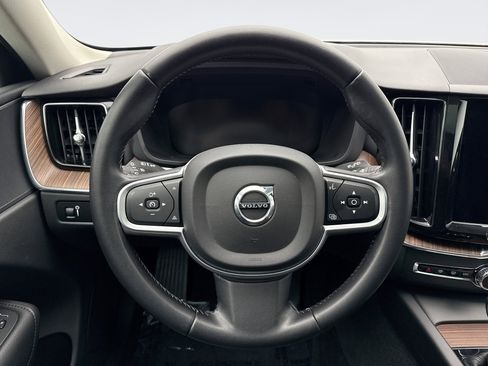 Used 2021 Volvo XC60 T5 Momentum image 12