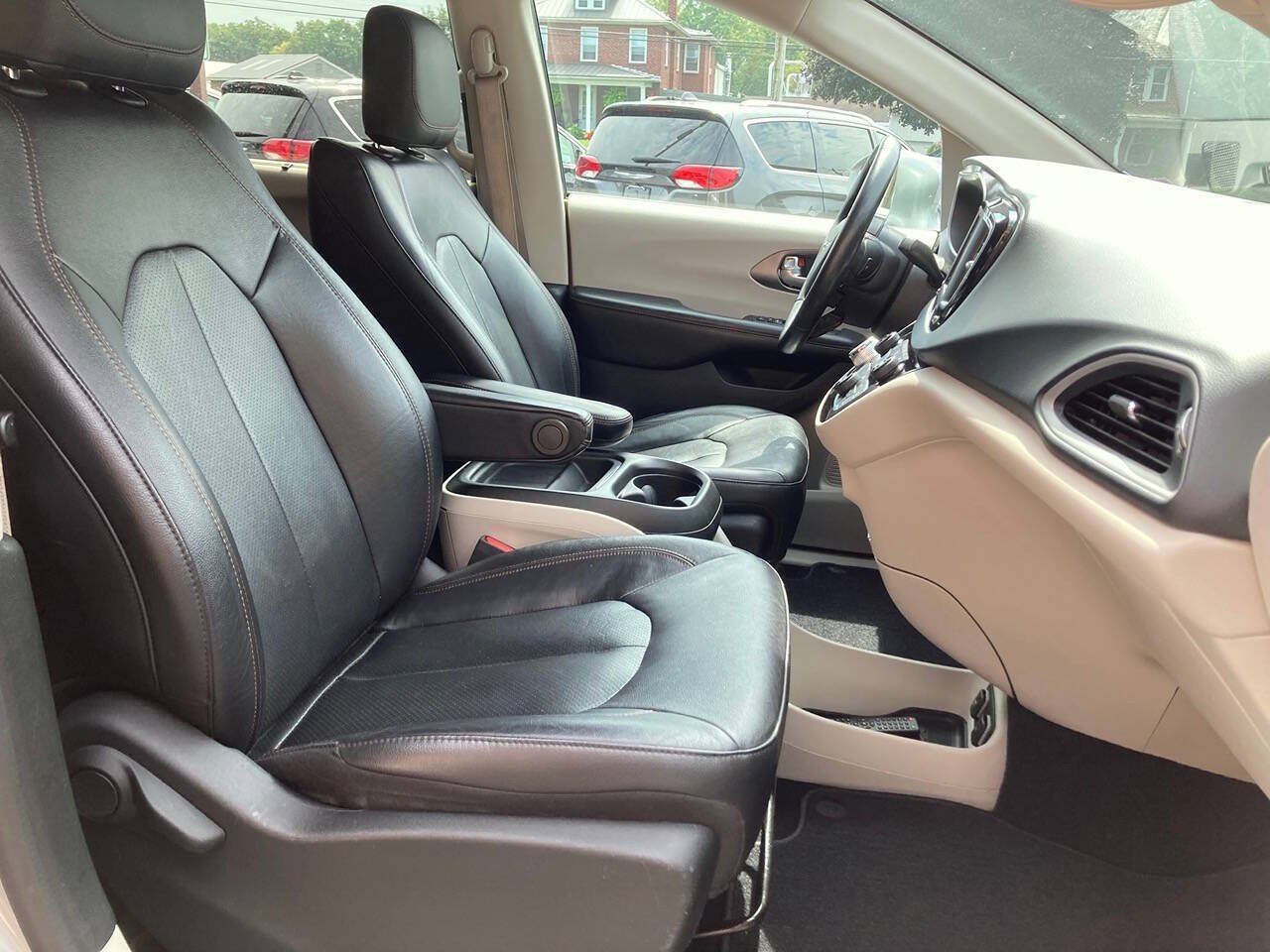 Used 2020 Chrysler Pacifica Touring-L FWD image 9
