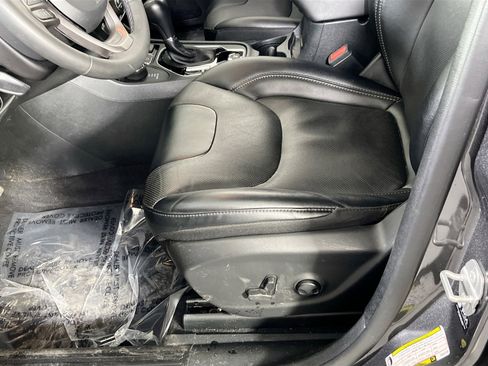 Used 2022 Jeep Cherokee Limited image 18