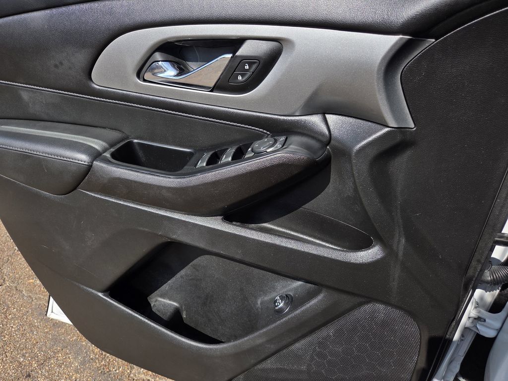 Used 2023 Chevrolet Traverse LT FWD image 18