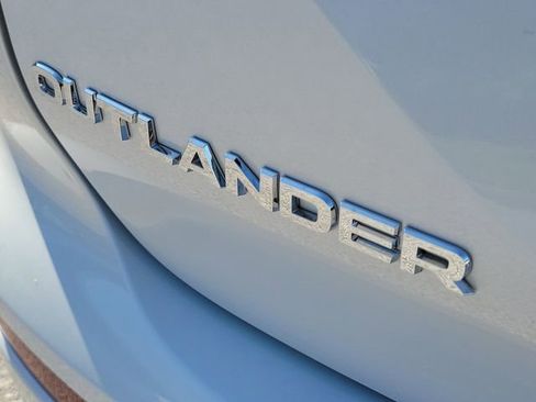 Used 2025 Mitsubishi Outlander SE image 11