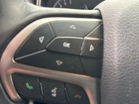 Used 2019 Jeep Grand Cherokee Laredo image 11