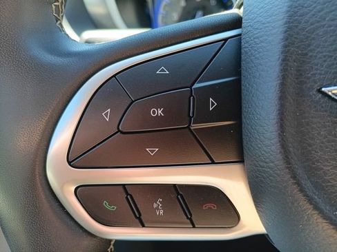 Used 2024 Chrysler Pacifica Touring-L FWD image 4