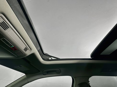 Used 2023 Volkswagen Tiguan SE w/ Panoramic Sunroof Package FWD image 26
