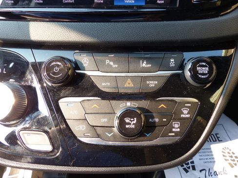 Used 2026 Chrysler Pacifica Select FWD image 36