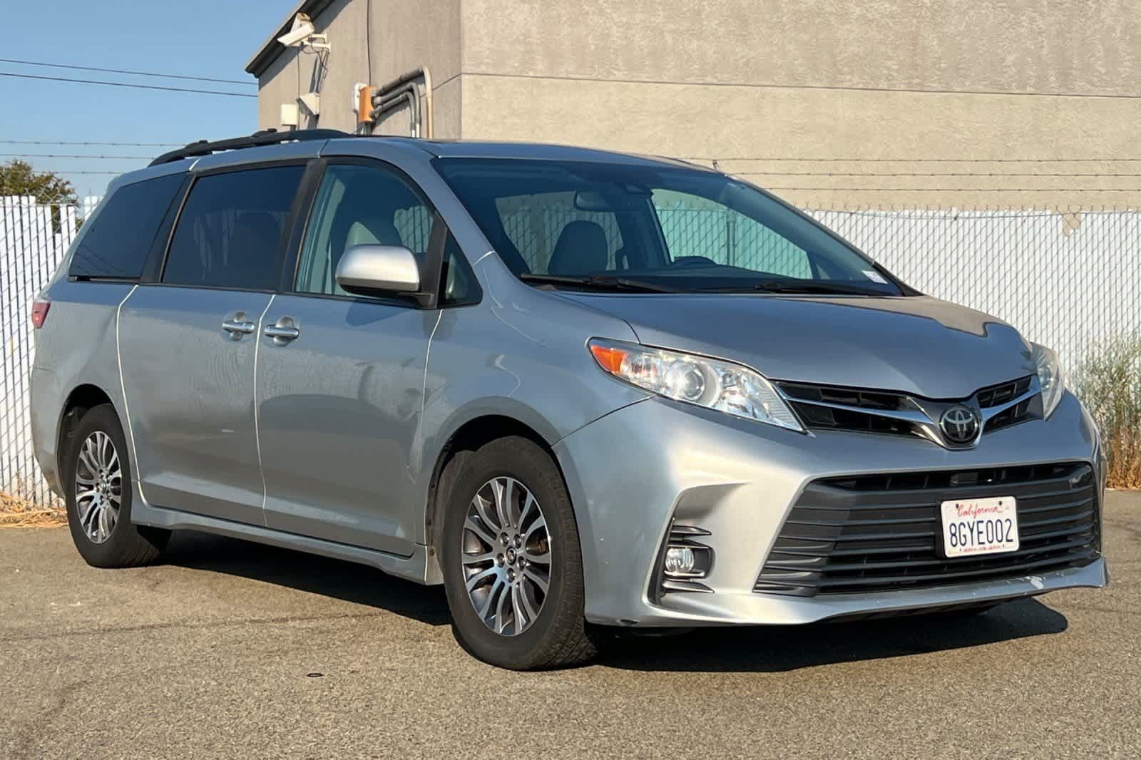 Used 2019 Toyota Sienna XLE w/ XLE Navigation Package FWD image 7