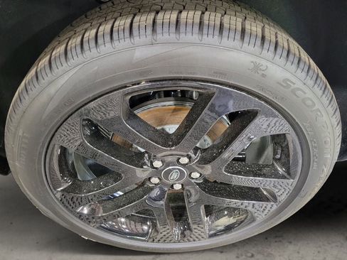 New 2025 Land Rover Discovery Sport Dynamic SE image 10