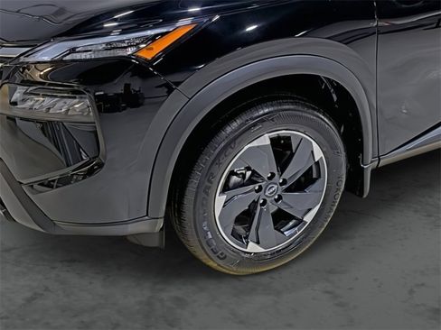 Used 2025 Nissan Rogue SV image 7