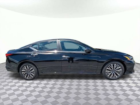 Used 2025 Nissan Altima 2.5 SV FWD image 2