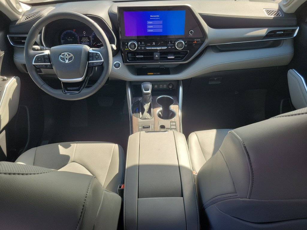Used 2025 Toyota Highlander Limited FWD image 13