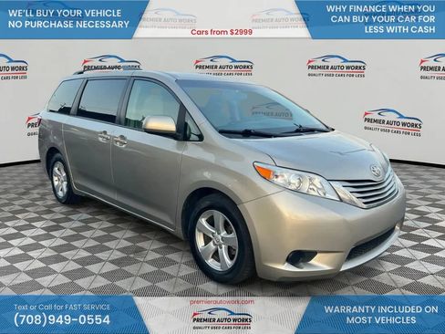 Used 2015 Toyota Sienna LE image 3