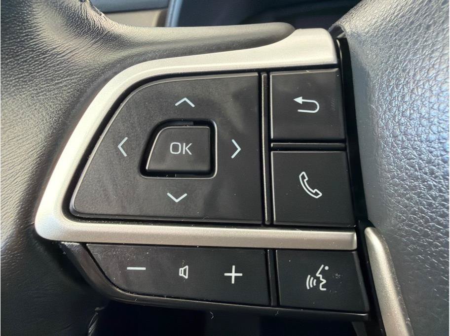 Used 2023 Toyota Highlander LE AWD/4WD image 18
