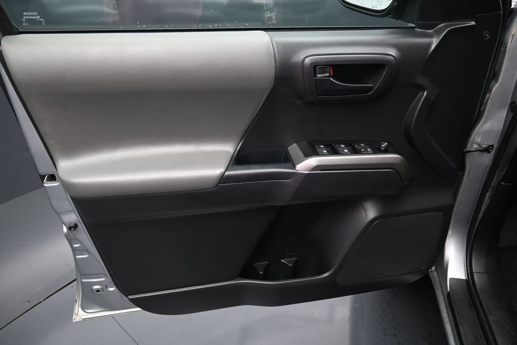 Used 2023 Toyota Tacoma SR5 AWD/4WD image 11