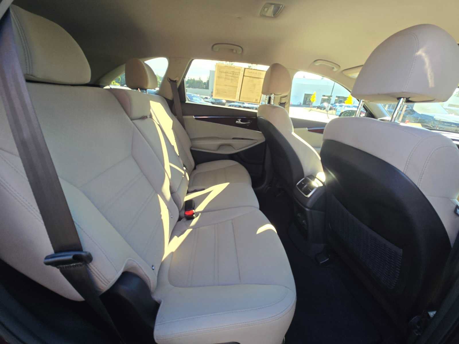 Used 2018 Kia Sorento FWD image 12