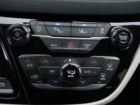 Used 2024 Chrysler Pacifica Touring-L image 21