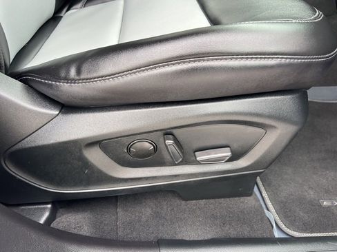 Used 2022 Ford Explorer XLT w/ Equipment Group 202A image 12