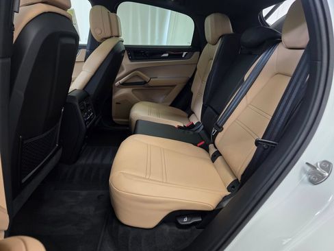 Certified 2025 Porsche Cayenne E-Hybrid Coupe AWD/4WD image 22