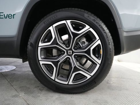 Used 2025 Rivian R1S Adventure image 9